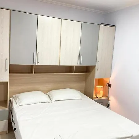 Lovely 2-bedroom Flat 1 Min Walk Apartament